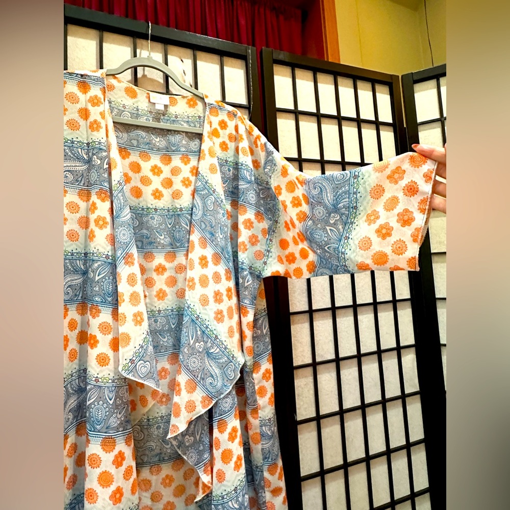 lulaRoe Kimono Large flowy & feminine slightly sheer lightweight fabric